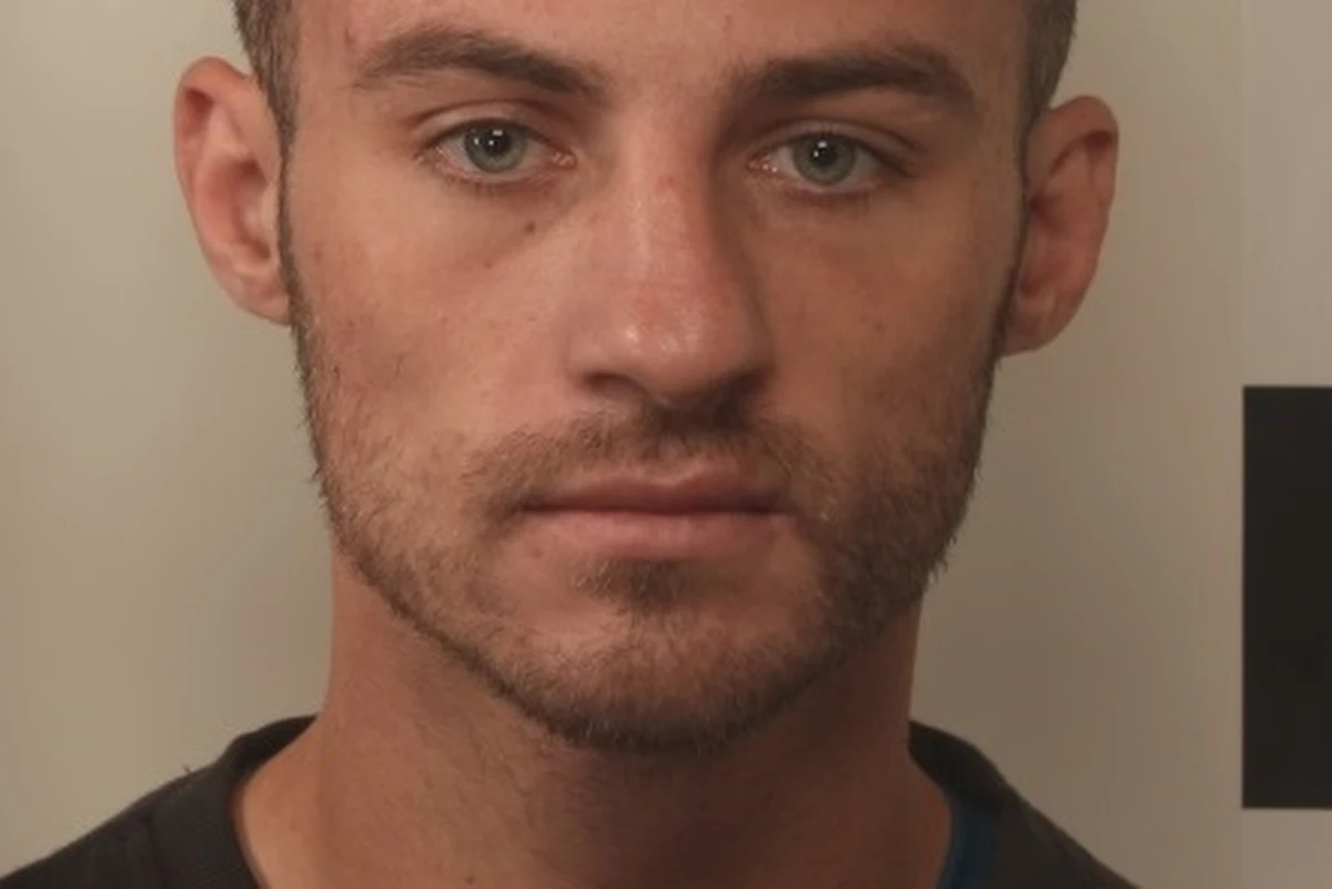 Krakowska policja prowadzi poszukiwania 27-letniego Sebastiana Latacza. Za mężczyzną wydano list gończy. 