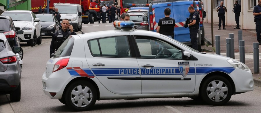 ​Francuski minister spraw wewnętrznych Gerard Collomb poinformował o udaremnieniu próby zamachu z wykorzystaniem rycyny lub ładunków wybuchowych. Zatrzymano dwóch młodych mężczyzn, braci egipskiego pochodzenia. Do zatrzymania doszło 11 maja, dzień przed atakiem nożownika w Paryżu - podały źródła.