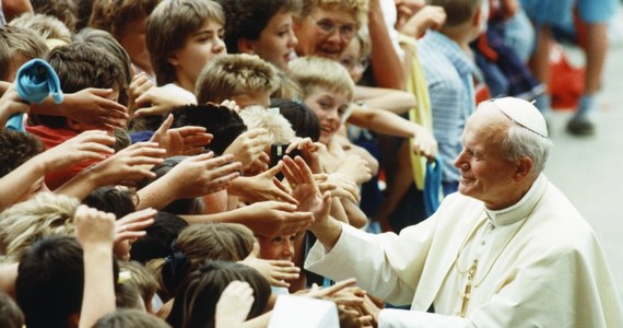 Św. Jan Paweł II zostawił nam ogromne dziedzictwo ducha. On sam żył święcie i umierał święcie. Jednocześnie uczył i przekonywał, że każda i każdy z nas może i powinien dążyć do świętości – powiedział kard. Stanisław Dziwisz w 98. rocznicę urodzin Karola Wojtyły.