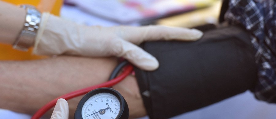 Kilka milionów osób w Polsce nie wie, że ma nadciśnienie tętnicze. To cichy zabójca – objawów tej choroby można po prostu nie odczuwać. Jedyny sposób jej wykrycia to regularne pomiary ciśnienia. W maju można zrobić badanie za darmo w wielu placówkach ochrony zdrowia i aptekach.

