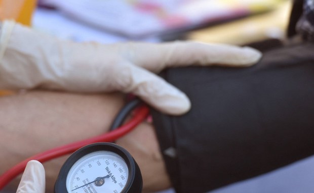 Kilka milionów osób w Polsce nie wie, że ma nadciśnienie tętnicze. To cichy zabójca – objawów tej choroby można po prostu nie odczuwać. Jedyny sposób jej wykrycia to regularne pomiary ciśnienia. W maju można zrobić badanie za darmo w wielu placówkach ochrony zdrowia i aptekach.

