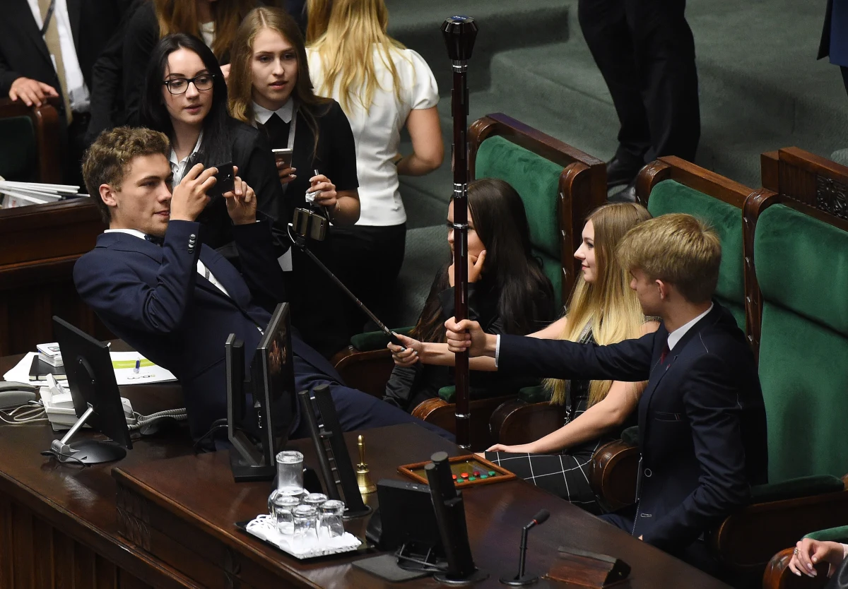 Sejm Dzieci i Młodzieży jednak odbędzie się 1 czerwca? Marszałkowie przełożonego posiedzenia, byli marszałkowie i posłowie tego dziecięcego parlamentu chcą zorganizować własne, alternatywne spotkanie poza terenem Sejmu RP. W czwartek Kancelaria Sejmu poinformowała o przełożeniu posiedzenia na wrzesień ze względu na trwający w budynku protest niepełnosprawnych i ich rodziców.