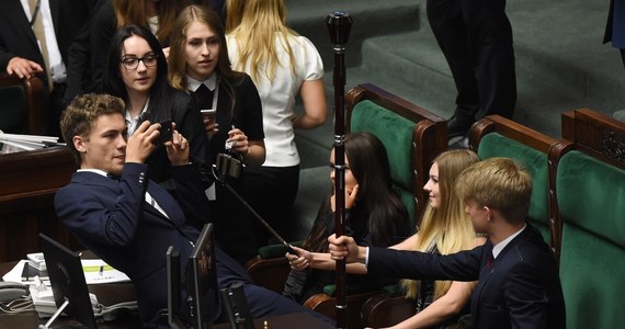 Sejm Dzieci i Młodzieży jednak odbędzie się 1 czerwca? Marszałkowie przełożonego posiedzenia, byli marszałkowie i posłowie tego dziecięcego parlamentu chcą zorganizować własne, alternatywne spotkanie poza terenem Sejmu RP. W czwartek Kancelaria Sejmu poinformowała o przełożeniu posiedzenia na wrzesień ze względu na trwający w budynku protest niepełnosprawnych i ich rodziców.