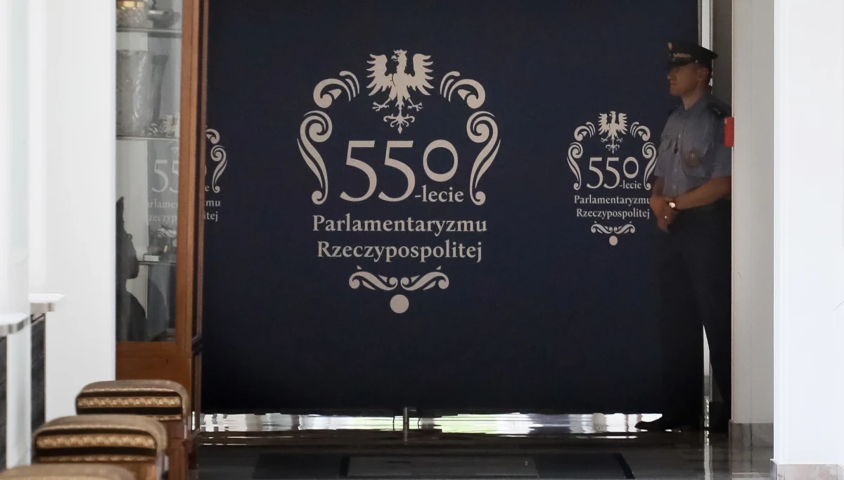 Sytuacja jest specyficzna, trwa akcja protestacyjna na terenie kompleksu sejmowego i musimy się do niej dostosować - tłumaczył dyrektor CIS Andrzej Grzegrzółka, zapytany przez dziennikarzy o to, jakie zagrożenie stanowią Wanda Traczyk-Stawska czy Janina Ochojska, którym uniemożliwiono spotkanie z protestującymi.