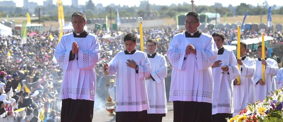 Wszyscy chilijscy biskupi złożyli rezygnację na ręce papieża Franciszka i oddali się do jego dyspozycji w związku ze skandalem pedofilii w tamtejszym Kościele. O decyzji 32 hierarchów zajmujących urzędy poinformowano po trzech dniach spotkań z papieżem. 