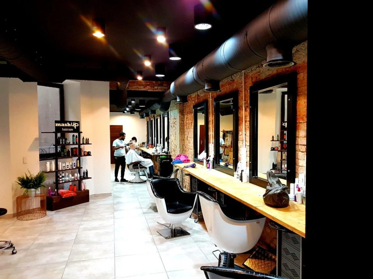 Czeka ich wyczerpujące zadanie, napędza ich kawa, herbata i szczytny cel. Dwaj fryzjerzy ze Szczecina rozpoczęli właśnie charytatywny 48-godzinny maraton obcinania włosów. Chcą pobić rekord Polski w czasie strzyżenia, ale też zebrać pieniądze na rehabilitację swojej znajomej.