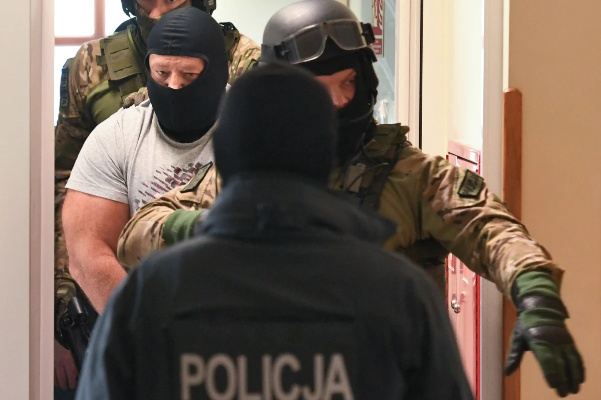 Podejrzany o wyłudzenia, łapownictwo i powoływanie się na wpływy w policji świadek koronny Jarosław Ł. ps. "Masa" został aresztowany. Areszt warunkowy zastosowano wobec policjanta z Łodzi Zbigniewa G. podejrzanego o przyjmowanie od "Masy" łapówek i ujawnianie mu informacji.