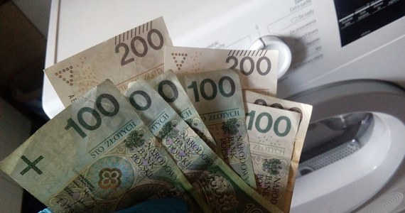 Za pokrywą pralki automatycznej znaleźli skradzione banknoty policjanci ze Środy Wielkopolskiej. 31-letnia kobieta ukradła je znajomej i schowała w pralce jeszcze innej koleżanki. Skrytkę zdradziły świeżo odkręcone śrubki.