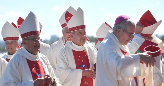 Juan Carlos Cruz, który jest ofiarą księdza pedofila z Chile, wyraził satysfakcję na wiadomość o tym, że po rozmowach z papieżem Franciszkiem do dymisji podali się wszyscy biskupi z tego kraju w związku ze skandalem nadużyć w tamtejszym Kościele. Łącznie z urzędu ustąpiło wszystkich ponad 30 chilijskich biskupów, oddając się do dyspozycji papieża. To rezultat zakończonych w czwartek trzydniowych rozmów z Franciszkiem, który wezwał do Watykanu wszystkich przedstawicieli tamtejszego episkopatu.