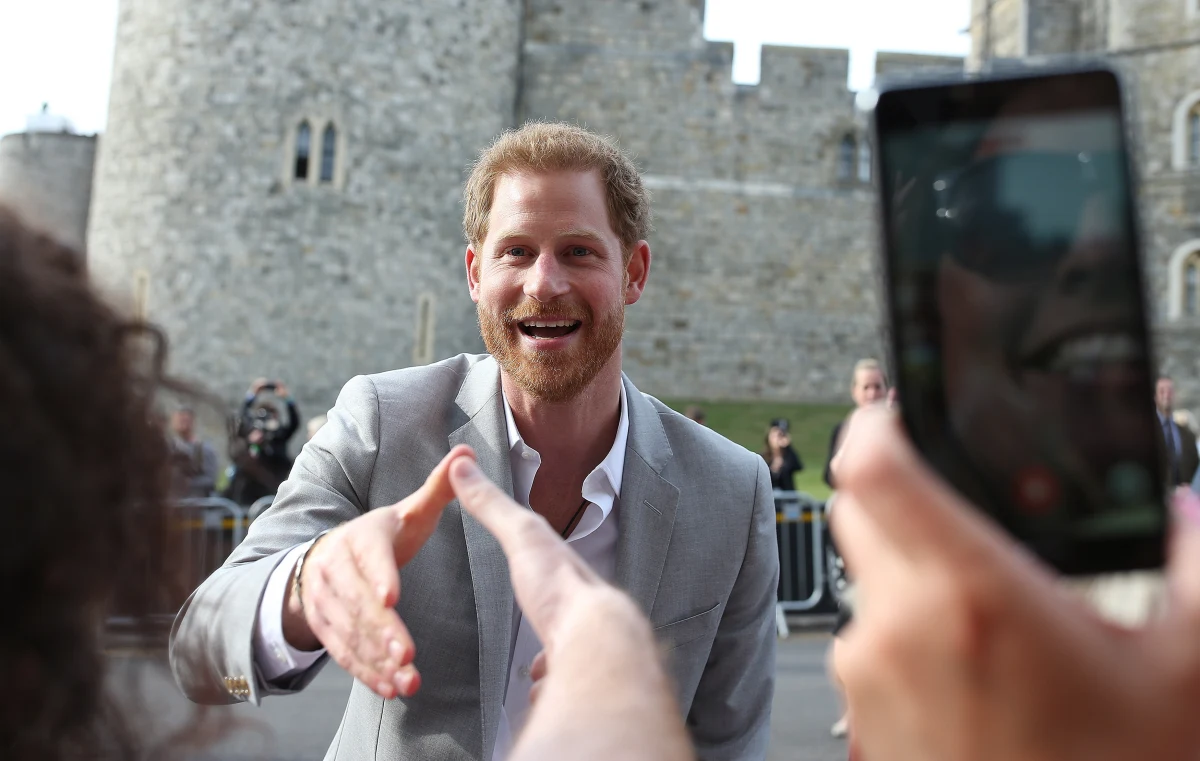 Książę Harry został powitany gromkim okrzykiem: "Dużo szczęścia!" przez tłum zebrany przez zamkiem w Windsorze. Dzień przed swoim ślubem, on i jego brat William wyszli na chwilę z zamku, by przywitać się i porozmawiać z ludźmi, którzy od kilku dni czekają, by choć z oddali być świadkiem wielkiego wydarzenia, jakim dla nich jest ślub brytyjskiego księcia z amerykańską aktorką Meghan Markle.