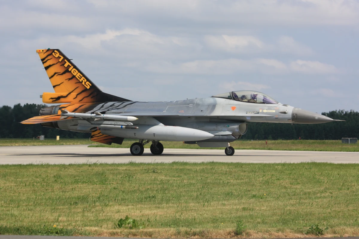 Te ćwiczenia pokazują, że jesteśmy gotowi na to, by nasi przyjaciele z Zachodu przylecieli tutaj i wspomogli nas w jakimkolwiek rozwiązywaniu kryzysu - mówi reporterom RMF FM gen. bryg. pilot Jacek Pszczoła, dowódca 2. Skrzydła Lotnictwa Taktycznego. W bazie w poznańskich Krzesinach trwają najbardziej prestiżowe ćwiczenia lotnicze europejskich państw NATO - Tiger Meet 2018. Przez dwa tygodnie elitarne eskadry spod znaku tygrysa ćwiczą nad Polską swoje umiejętności i zdolność współdziałania w realizacji różnego typu misji powietrznych.