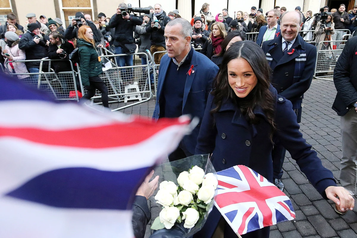 "Gdyby okazało się, że znaleźliśmy się wśród gości książęcego ślubu, każda z pań powinna mieć odpowiednie nakrycie głowy, raczej niedługie, koktajlowe sukienki. Panowie, jeśli nie garnitury, to typowo brytyjskie, sztuczkowe spodnie, cylinder, kamizelkę, krawat. Na takim ślubie nie należy reagować zbyt emocjonalnie: krzyczeć lub głośno śpiewać. Obecność królowej tonuje emocje" - mówi w rozmowie z RMF FM doktor Wioletta Wilk-Reguła, badaczka brytyjskiej kultury.