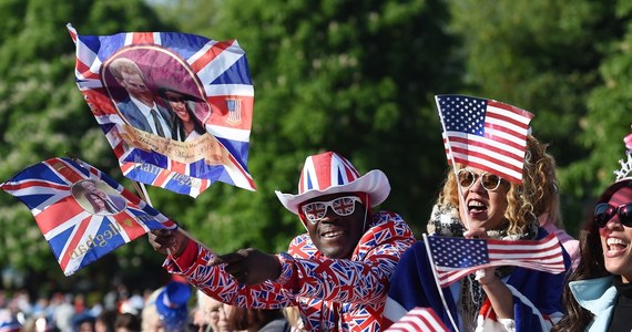 ​Brytyjska prasa entuzjastycznie skomentowała w sobotnich wydaniach ślub księcia Harry’ego i amerykańskiej aktorki Meghan Markle, podkreślając, że ich związek pokazuje zmieniającą się twarz współczesnej brytyjskiej monarchii.