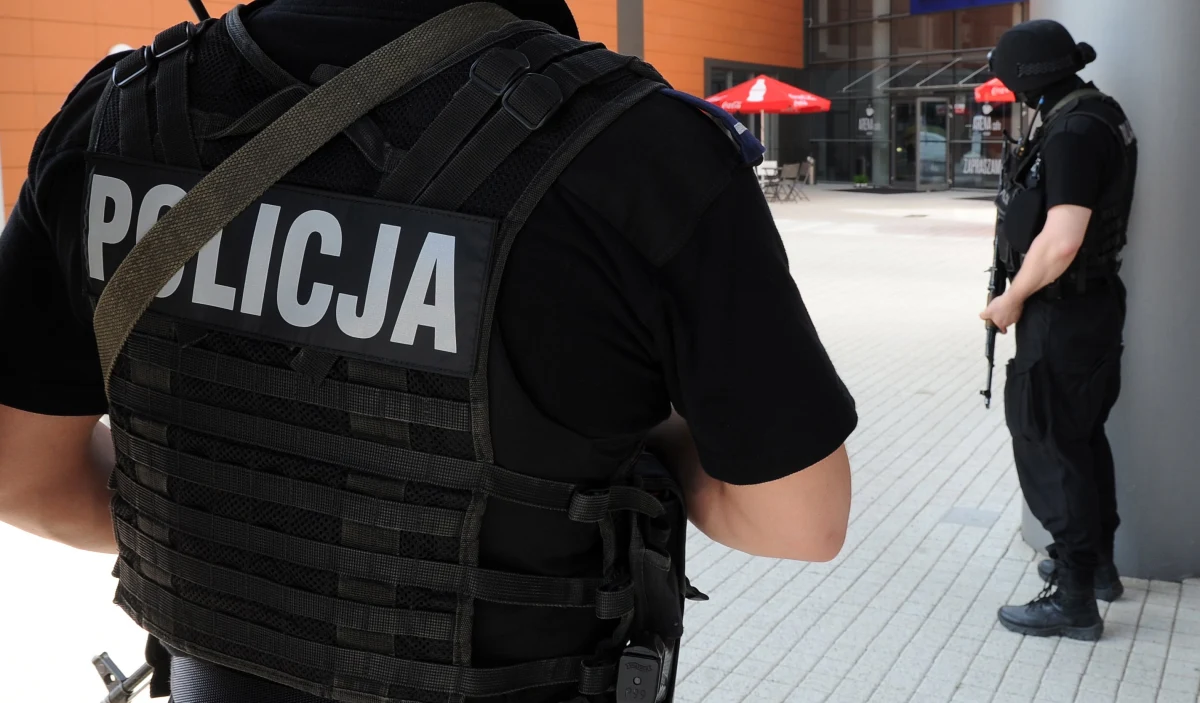 Akcja antyterrorystów w restauracji w centrum podwarszawskiego Pruszkowa. Jak dowiedział się reporter RMF FM, zatrzymano osoby, które mogą mieć związek z poważnymi przestępstwami.