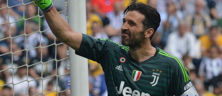 Gianluigi Buffon, wieloletni bramkarz Juventusu Turyn pożegnał się ze „Starą Damą”. 40-letni zawodnik rozegrał ostatni mecz w barwach włoskiej drużyny. Z boiska zszedł w 63. minucie gry przy owacjach i śpiewach całego stadionu. Juventus pokonał Hellas Verona 2:1.