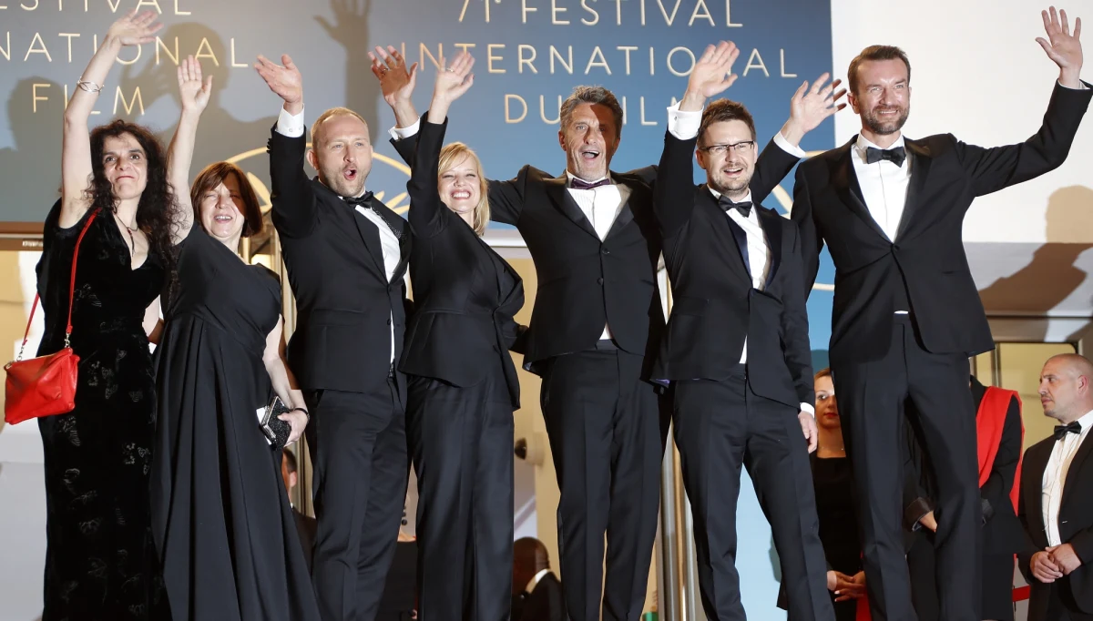 Paweł Pawlikowski otrzymał nagrodę za najlepszą reżyserię za dramat "Zimna wojna" podczas uroczystości rozdania nagród 71. Międzynarodowego Festiwalu Filmowego w Cannes. Złota Palma dla najlepszego filmu powędrowała do japońskiego dramatu "Manbiki kazoku" ("Złodziejaszki") w reż. Hirokazu Koreeda. Jury tegorocznej edycji festiwalu po raz pierwszy w historii tej imprezy przyznało "specjalną" Złotą Palmę - otrzymał ją legendarny reżyser Jean-Luc Gordard.