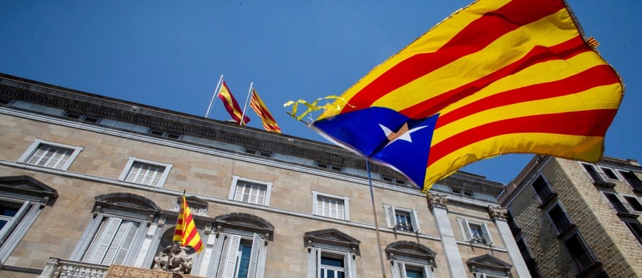 Premier Katalonii Quim Torra przedstawił w sobotę skład nowego regionalnego rządu. Znaleźli się w nim m.in. politycy osadzeni w więzieniach, a także osoby ukrywające się przed organami ścigania poza Hiszpanią.