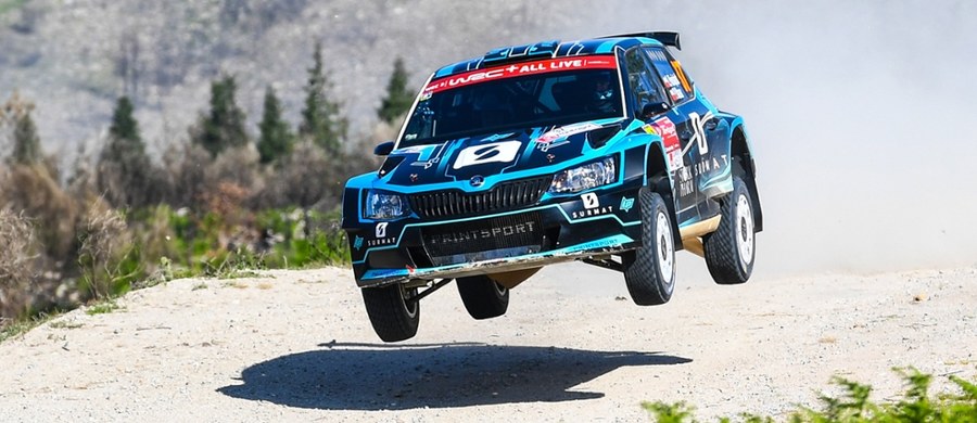 Łukasz Pieniążek (Printsport Racing, Skoda Fabia R5) przed ostatnim dniem 52. Rajdu Portugalii zajmuje drugie miejsce w kategorii WRC 2. Polak do lidera, Szweda Pontusa Tidemanda traci blisko minutę i dwadzieścia sekund, a nad trzecim Francuzem Stephanem Lefebvrem ma prawie pięćdziesiąt sekund przewagi.