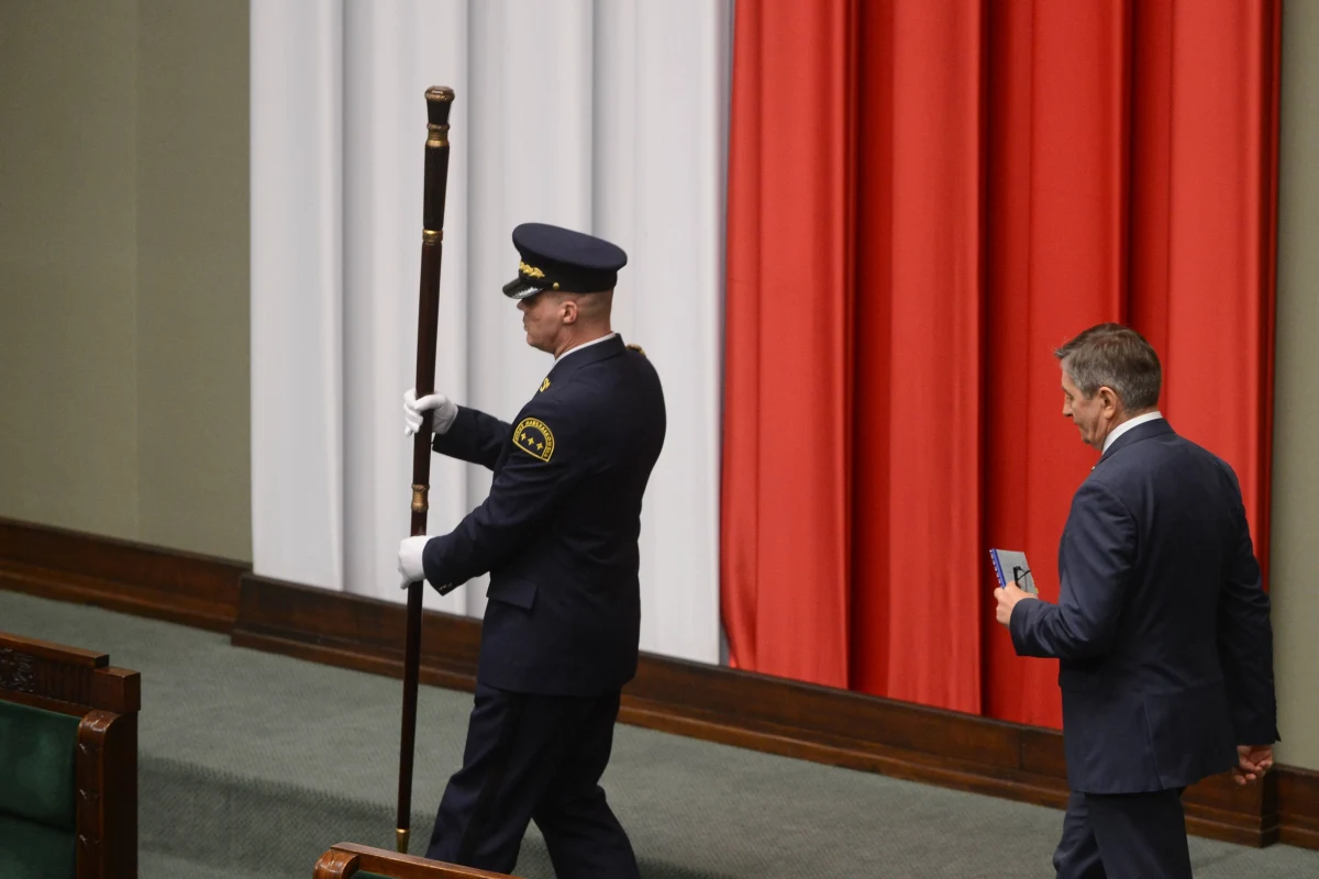 Nowe uprawnienia m.in. do użycia przymusu bezpośredniego, a także szerszy zakres zadań ochronnych zakłada ustawa o Straży Marszałkowskiej, które weszła dziś w życie. Do tej pory przepisy o Straży Marszałkowskiej znajdowały się w obowiązującej od lutego ustawie o Służbie Ochrony Państwa.