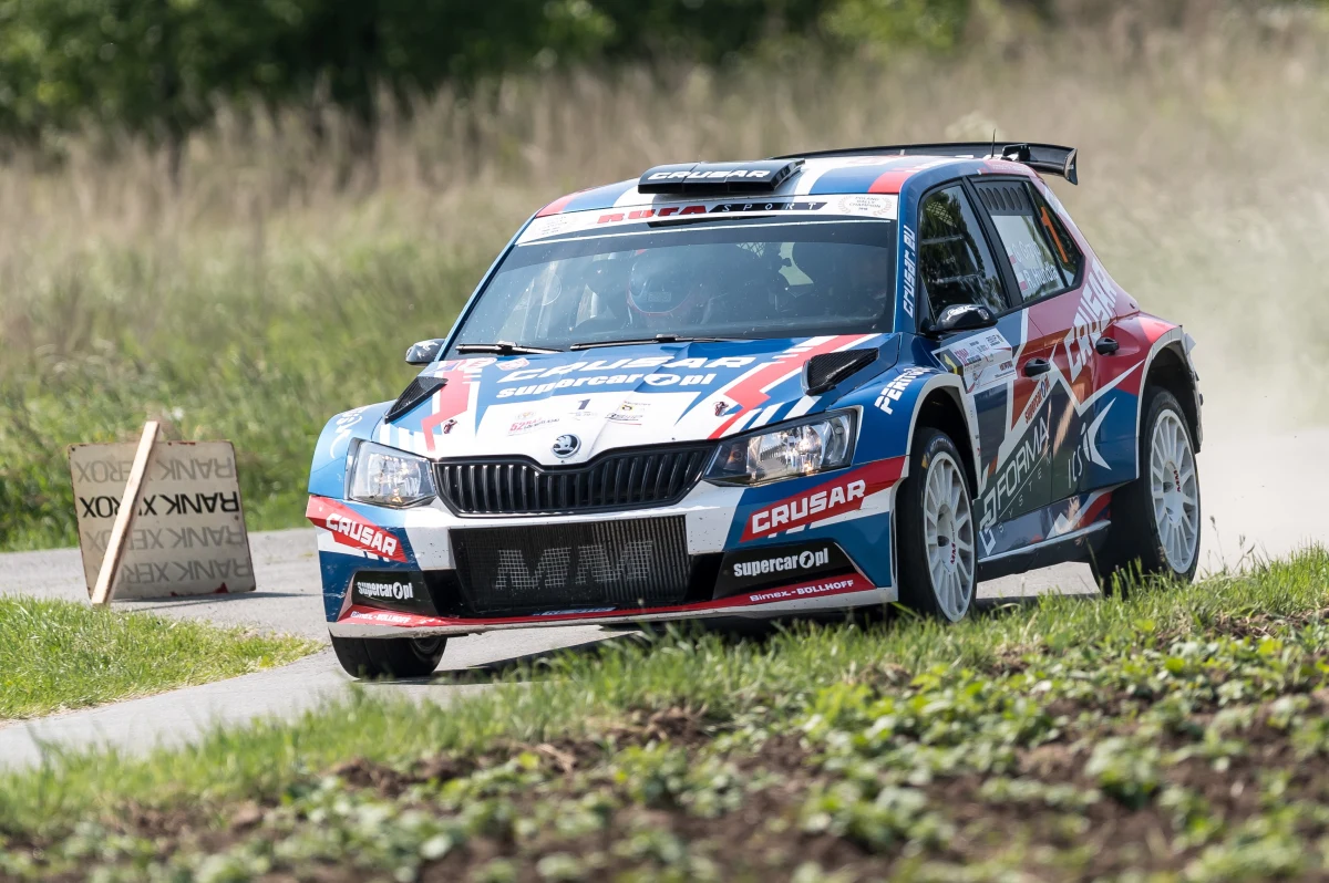 Jakub Brzeziński i Kamil Kozdroń dzięki fantastycznej pogoni zwyciężyli w 52. Rajdzie Dolnośląskim. Ostatecznie pokonali o zaledwie 0,3 sekundy Grzegorza Grzyba, który od początku rywalizacji zajmował pozycję lidera. Podium uzupełnił Tomasz Kasperczyk. Rajdu nie ukończyło kilku faworytów. Dziś z trasy wypadł Mikołaj Marczyk, wczoraj Filip Nivette, a kłopoty techniczne zatrzymały Zbigniewa Gabrysia.