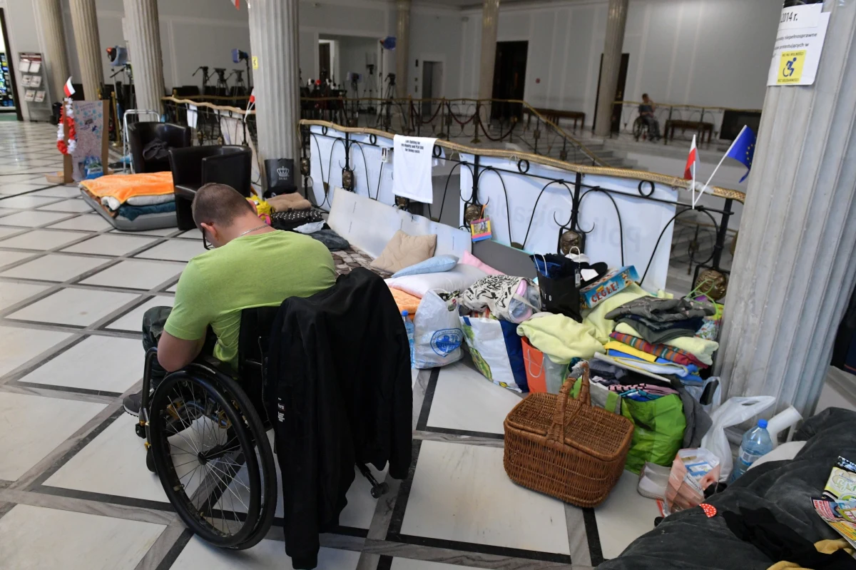 ​Sesja Zgromadzenia Parlamentarnego NATO w gmachu Sejmu w Warszawie. Oraz ciąg dalszy protestu opiekunów niepełnosprawnych... w tym samym budynku, przy Wiejskiej w stolicy. Tak zapowiada się nowy tydzień w polityce. 