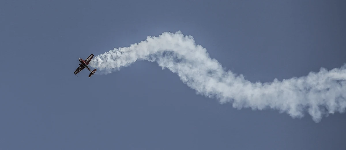 Kilkadziesiąt tysięcy osób bierze udział w trwającym w Poznaniu w Air Show. Impreza przyciągnęła miłośników samolotów z całej Europy. Swoje umiejętności na poznańskim niebie prezentują zarówno piloci myśliwców, jak i członkowie grup akrobatycznych. 
