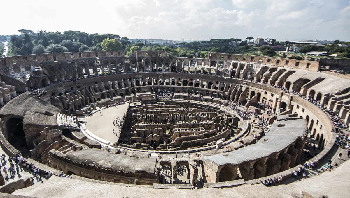 Na progu szczytu sezonu turystycznego w Rzymie media przestrzegają przed oszustwami, jakich ofiarami mogą paść cudzoziemcy. Nagłośniono nowy przykład: karabinierzy aresztowali oszusta, który sprzedawał zużyte bilety autobusowe jako karty wstępu do Koloseum.
