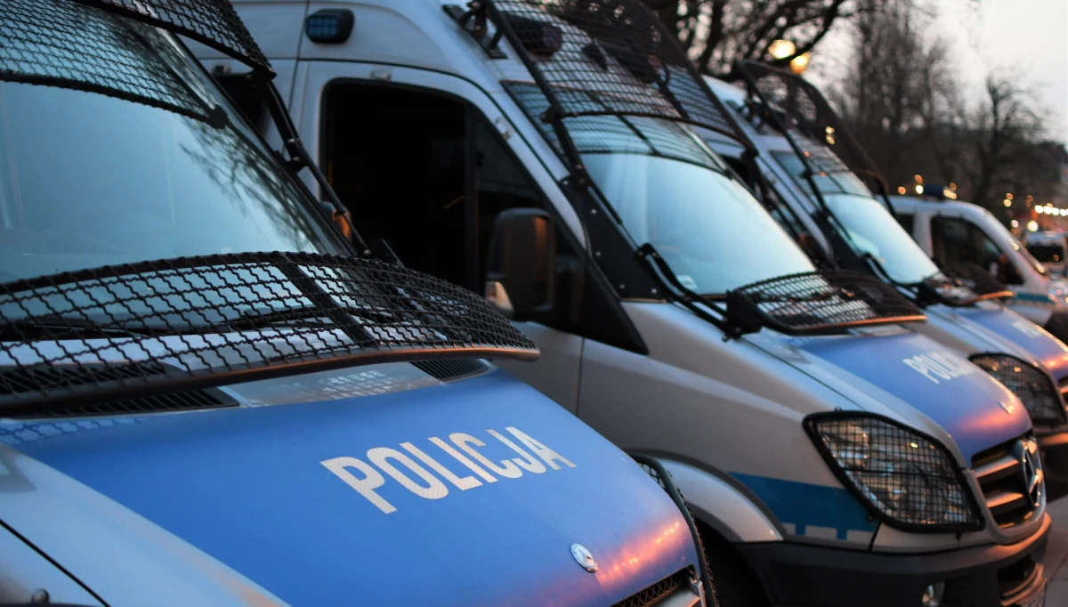 ​Nocna bitwa pseudokibiców Legii Warszawa z policjantami w Kutnie. Na stacji PKP, tuż przed godz. 2 około 200 bandytów w barwach stołecznego klubu starło się z mundurowymi.