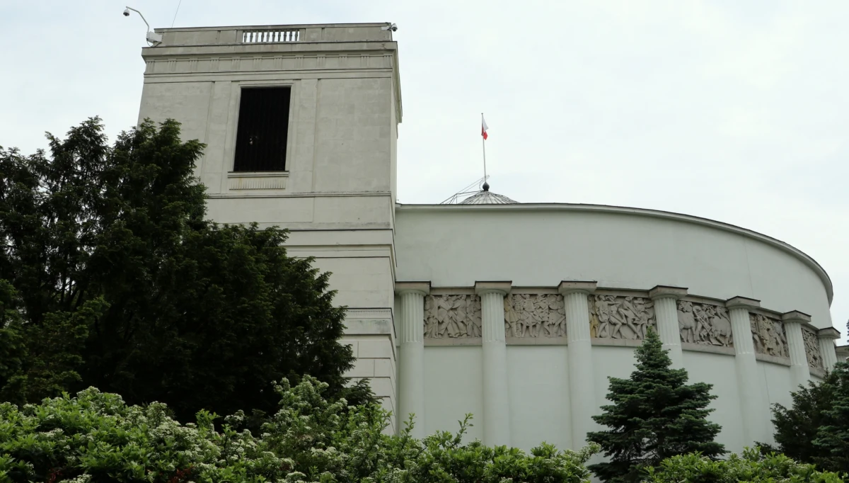 Policja zatrzymała 27-letniego Mateusza W. podejrzanego o napaść na mężczyznę w namiocie organizacji Obywatele Solidarni w Akcji (OSA) ustawionym przed Sejmem. 27-latek został tymczasowo aresztowany. Grozi mu nawet 12 lat więzienia.