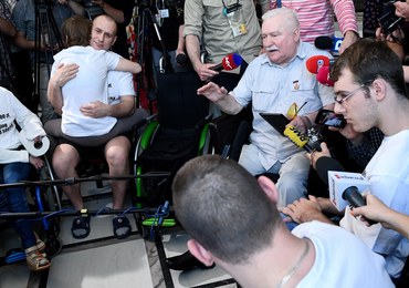 Lech Wałęsa odwiedza protestujących w Sejmie: Wezwaliście mnie, więc jestem!
