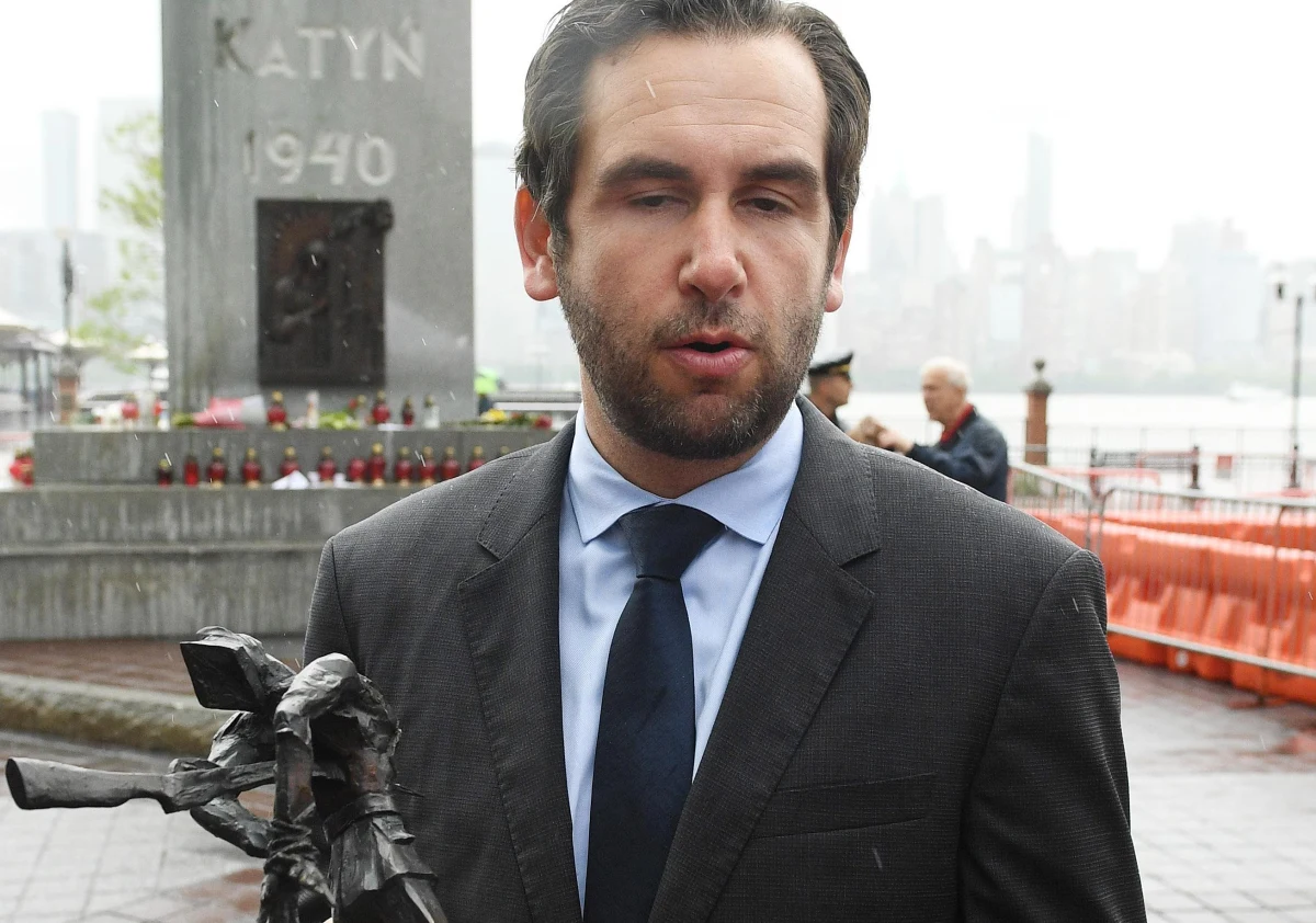 Prezydent Andrzej Duda i jego ministrowie wciąż podkreślają, iż Polska ma być dumnym i silnym krajem, cieszącym się szacunkiem innych. Jednak o ten szacunek trzeba też zadbać samemu, nie tak jak to było w Jersey City.