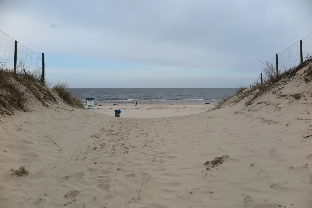65-letni mężczyzna utonął w Bałtyku w Darłowie w Zachodniopomorskiem. W niedzielę wieczorem jego pozostawione na plaży ubrania oraz rower znaleźli przechodnie. Wezwali policję. 