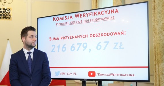 Komisja weryfikacyjna ds. reprywatyzacji w poniedziałek pierwsze odszkodowania lokatorom zreprywatyzowanych nieruchomości warszawskich przy ul. Nabielaka 9, Nowogrodzkiej 6A, Poznańskiej 14 i Marszałkowskiej 43. Suma przyznanych odszkodowań wynosi ponad 216 tys. zł.