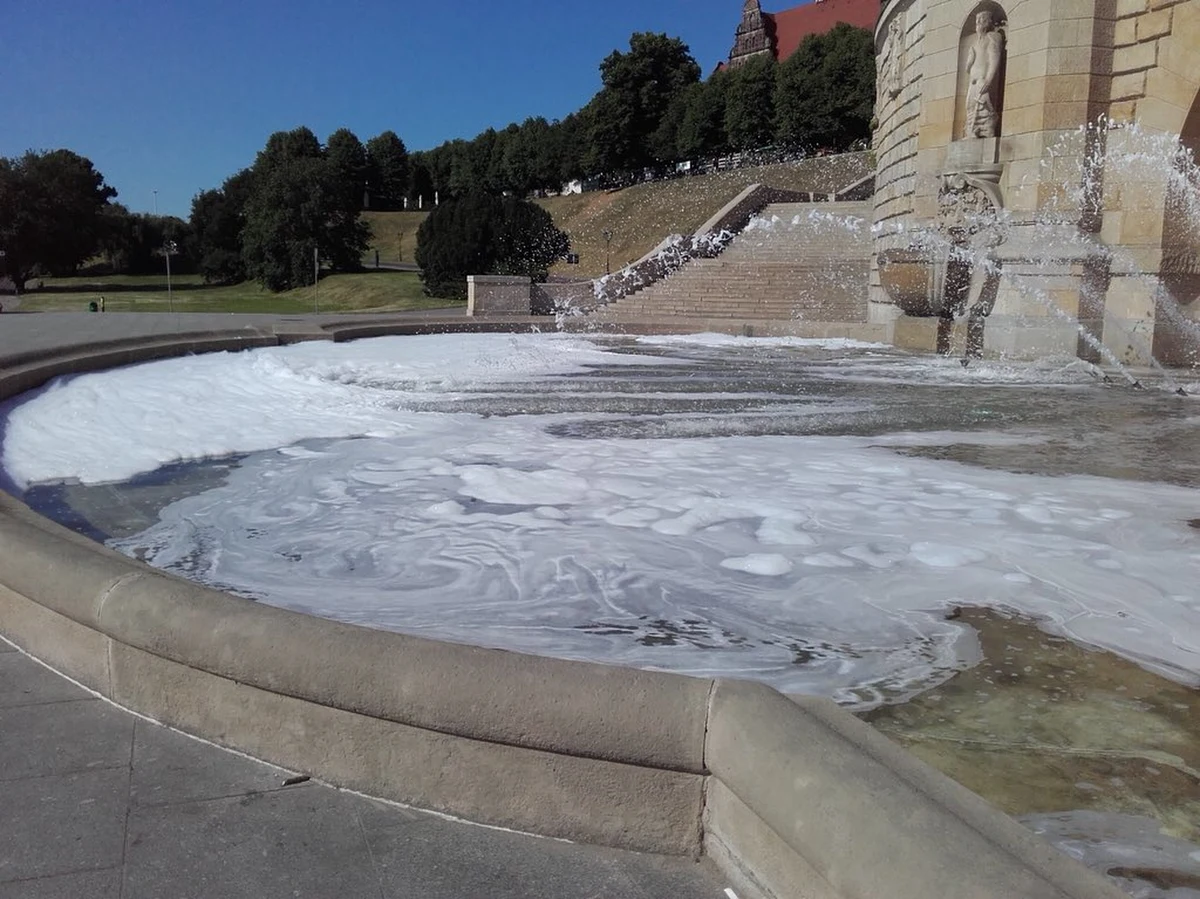 Zamiast wody była piania. W weekend ktoś wlał 6 butelek płynu do mycia naczyń do fontanny na Wałach Chrobrego w Szczecinie. Fontannę trzeba było wyłączyć, a obiekt  - nieckę oraz dysze - wyczyścić z piany. 