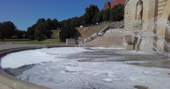 Zamiast wody była piania. W weekend ktoś wlał 6 butelek płynu do mycia naczyń do fontanny na Wałach Chrobrego w Szczecinie. Fontannę trzeba było wyłączyć, a obiekt  - nieckę oraz dysze - wyczyścić z piany. 