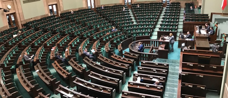 Gdyby wybory do Sejmu odbyły się w maju 36 proc.  wyrażających gotowość udziału w wyborach zagłosowałoby na PiS, a 22 proc. na PO; próg wyborczy przekroczyłyby też SLD (6 proc.) i Kukiz'15 (5 proc.) - wynika z sondażu Kantar Public.