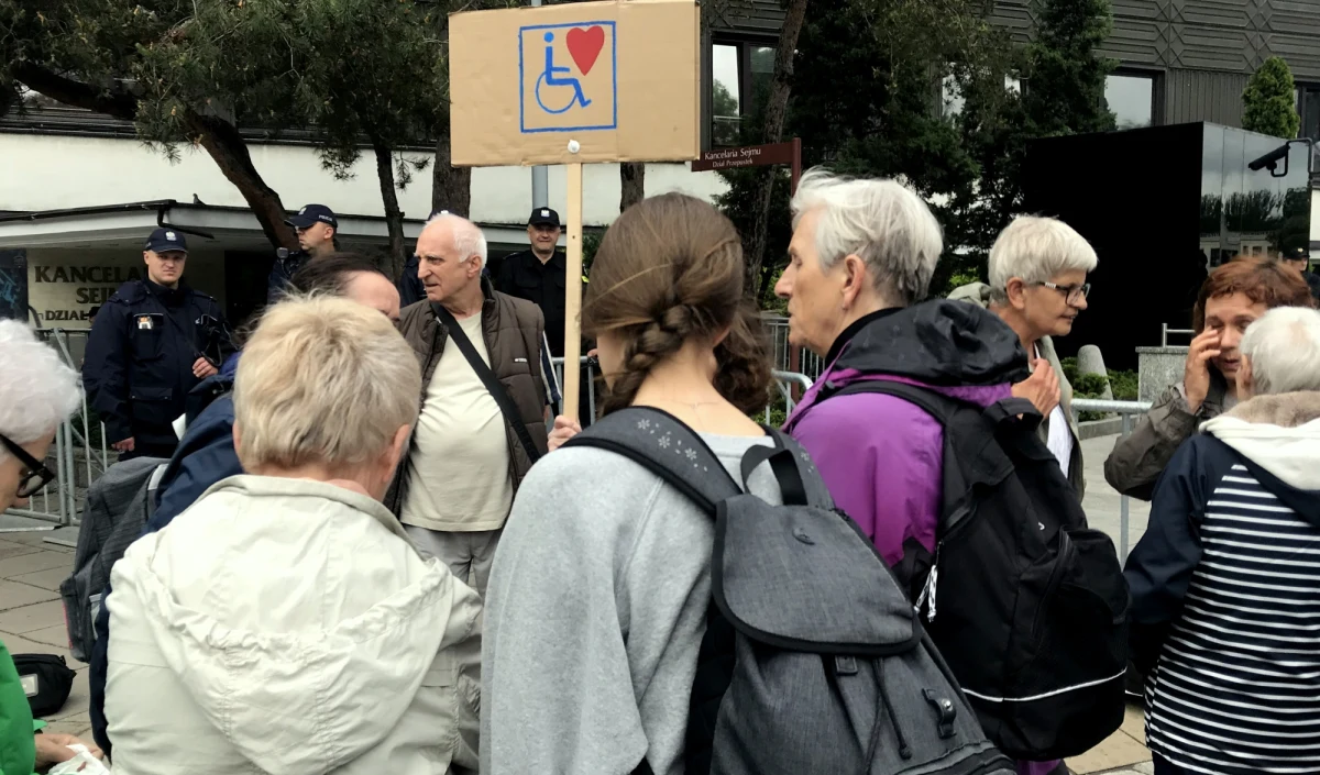 "Najwyższy czas zakończyć ten protest" kontra "Niepełnosprawni powinni walczyć do końca". Takie hasła można usłyszeć przed gmachem Sejmu w Warszawie. Zgromadziło się tam kilkadziesiąt osób. 