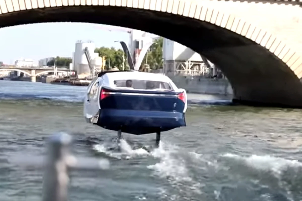 “Latające taksówki" będą kursowały po Paryżu, ale wolniej niż zapowiadano. Ogłosiły to władze francuskiej stolicy po najnowszej serii testów. W praktyce chodzi o unoszące się pół metra nad powierzchnią wody 5-osobowe wodoloty, które mają pływać po Sekwanie.