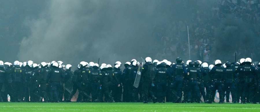 Wojewoda wielkopolski zdecydował, że stadion Lecha Poznań  został zamknięty dla publiczności na osiem meczów. To efekt burd, do jakich doszło podczas niedzielnego pojedynku z Legią Warszawa, który z powodu zachowania kibiców został przerwany.