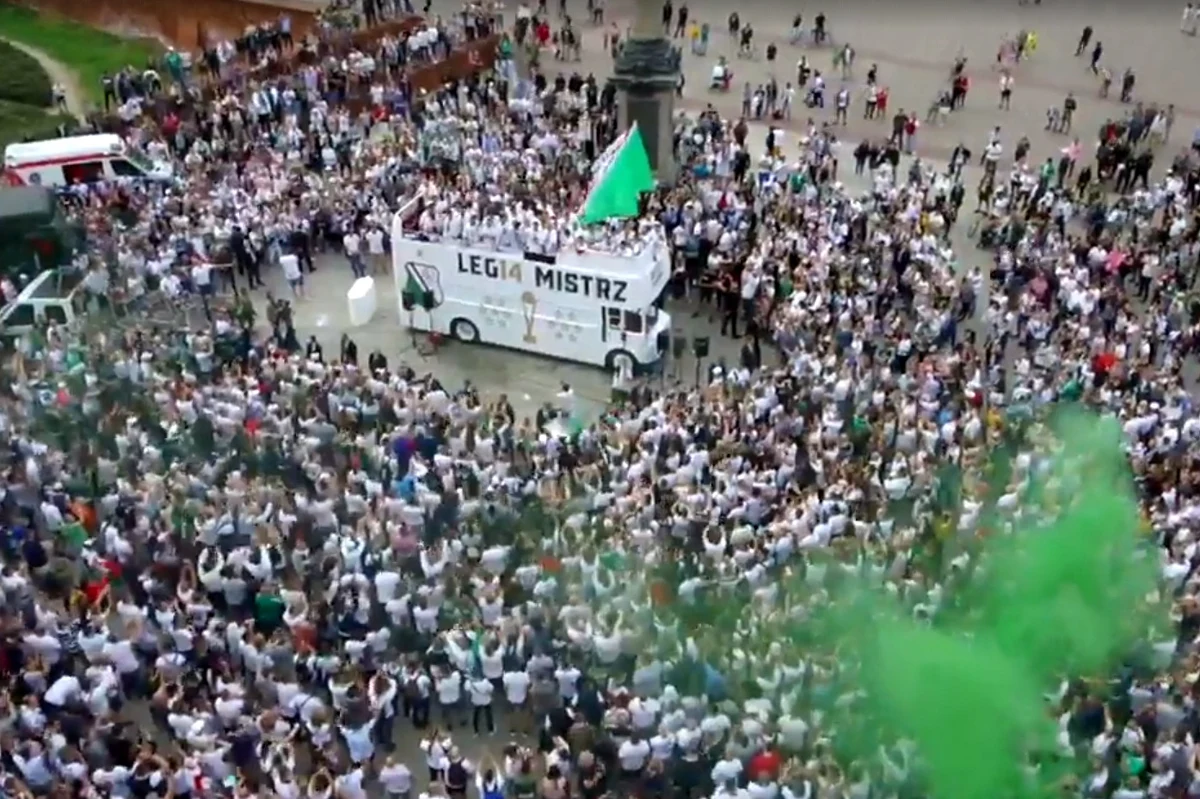 Ogłuszający doping setek ludzi ubranych w okolicznościowe koszulki. Tak kibice Legii Warszawa świętowali zdobycie 13. mistrzostwa Polski przez swój ulubiony klub. Na placu Zamkowym w Warszawie w poniedziałek po południu odbyła się ceremonia wręczenia trofeum i medali.