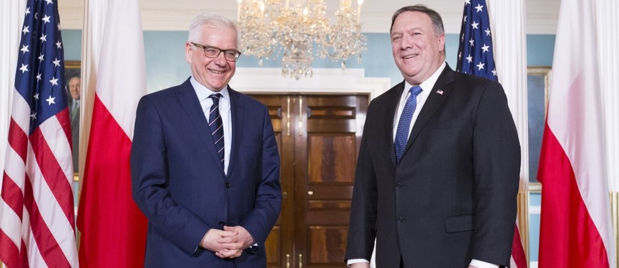 ​Minister spraw zagranicznych Jacek Czaputowicz spotkał się w poniedziałek w Waszyngtonie z sekretarzem stanu Mikiem Pompeo. Jak poinformował, rozmowy dotyczyły bezpieczeństwa globalnego i regionalnego oraz stosunków dwustronnych, w tym - kalendarza wizyt. Polski minister składa wizytę w USA w związku z debatą otwartą w Radzie Bezpieczeństwa ONZ na temat znaczenia prawa humanitarnego i ochrony cywilów w konfliktach, której będzie przewodniczył we wtorek.