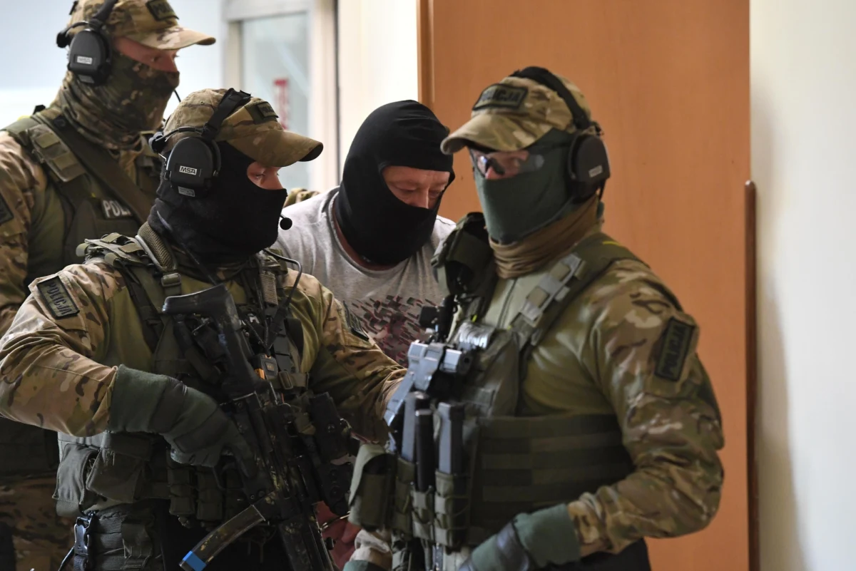 ​"Masa od lat znał policjanta", za którego korumpowanie ma teraz zarzuty. Ten chronił go jako świadka - podaje wtorkowa "Rzeczpospolita". Jarosław Ł.(kiedyś S.), ps. Masa - najbardziej znany w kraju świadek koronny, który przed laty pogrążył gang pruszkowski - skusił się na kilkaset tysięcy złotych i kilka dni temu trafił do aresztu pod zarzutem wyłudzenia kredytów, korupcji i płatnej protekcji - przypomina gazeta.