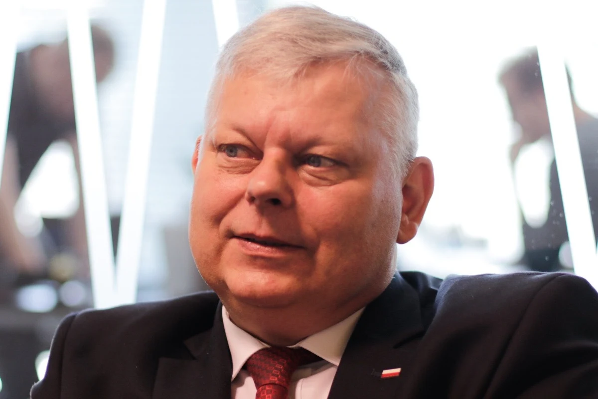 "Jarosław Kaczyński czuje się dobrze" - powiedział w Porannej rozmowie w RMF FM Marek Suski. Szef gabinetu politycznego premiera zapytany, czy prezes PiS przebywa obecnie w szpitalu, odpowiedział: "Chyba tak". "Nie jestem lekarzem, a poza tym nie jestem upoważniony, by opowiadać o osobistych dolegliwościach prezesa" – zaznaczył Suski. Jak podkreślił, PiS-em rządzi nadal Jarosław Kaczyński. Polityk PiS skomentował także trwający od ponad miesiąca protest osób niepełnosprawnych i opiekunów w Sejmie. "Nie jesteśmy w stanie ich (protestujących - Red.) zmusić (do wyjścia - Red.), przecież nie użyjemy środków przymusu. (…) Będziemy się nimi opiekować tak, jak do tej pory – Sejm karmi, poi, lekarze przychodzą, jest cały czas karetka. Chcieliśmy dać salę z łóżkami, ale pani odmówiły" – oświadczył Suski. "Nie bardzo wierzyłem, że Lech Wałęsa przyjdzie i się położy (obok protestujących w Sejmie – Red.). On tam kiedyś w swoim życiu - zdaje się - leżał na jakimś styropianie, ale teraz niewygodnie by mu było" – tak z kolei szef gabinetu premiera odniósł się do wczorajszej wizyty byłego prezydenta u protestujących w Sejmie. 