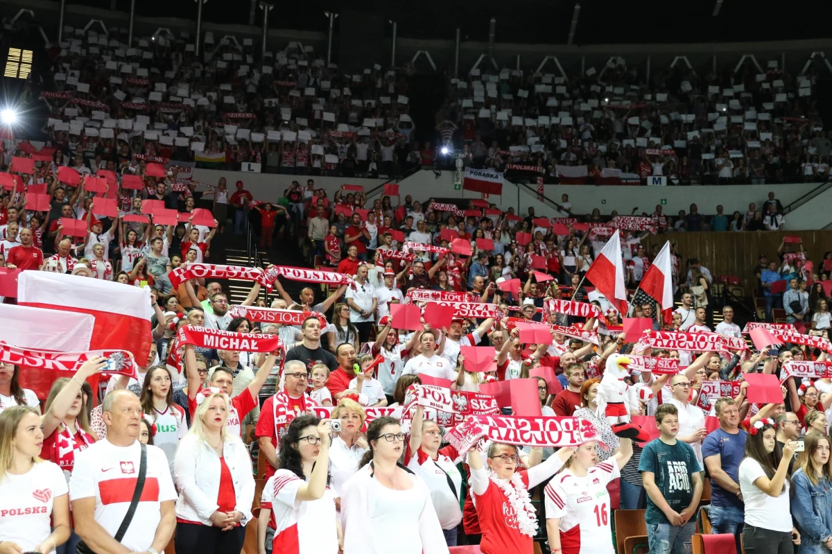 Po 36-godzinnej podróży nasza reprezentacja dotarła do Makau, gdzie czeka ją kolejny turniej siatkarskiej Ligi Narodów pań. W USA Polki wygrały tylko jeden z trzech meczów. Teraz zagrają z Chinami, Serbią i Tajlandią.
Największym problemem dla naszych pań może okazać się jet lag. Biało-czerwone przemierzyły kilka stref czasowych, bo amerykański Lincoln od Maku dzieli 13 godzin. Na miejsce dotarły w sobotę wieczorem, a pierwszy mecz rozegrają już dziś o 14:00. Będzie to pierwsze spotkanie z reprezentacją Chin pod wodzą trenera Jacka Nawrockiego. Przed reprezentacją bardzo trudne zadanie. Po pierwszym turnieju Polki zajmują 13. miejsce i wyprzedzają Włochy, Dominikanę i Argentynę.