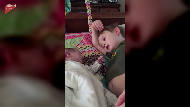 Emocjonalne nagranie brata ze swoją przedwcześnie narodzoną siostrą, która wróciła do domu ze szpitala. Chłopiec nie mógł powstrzymać łez śpiewając jej kołysankę. Oglądajcie do końca. 