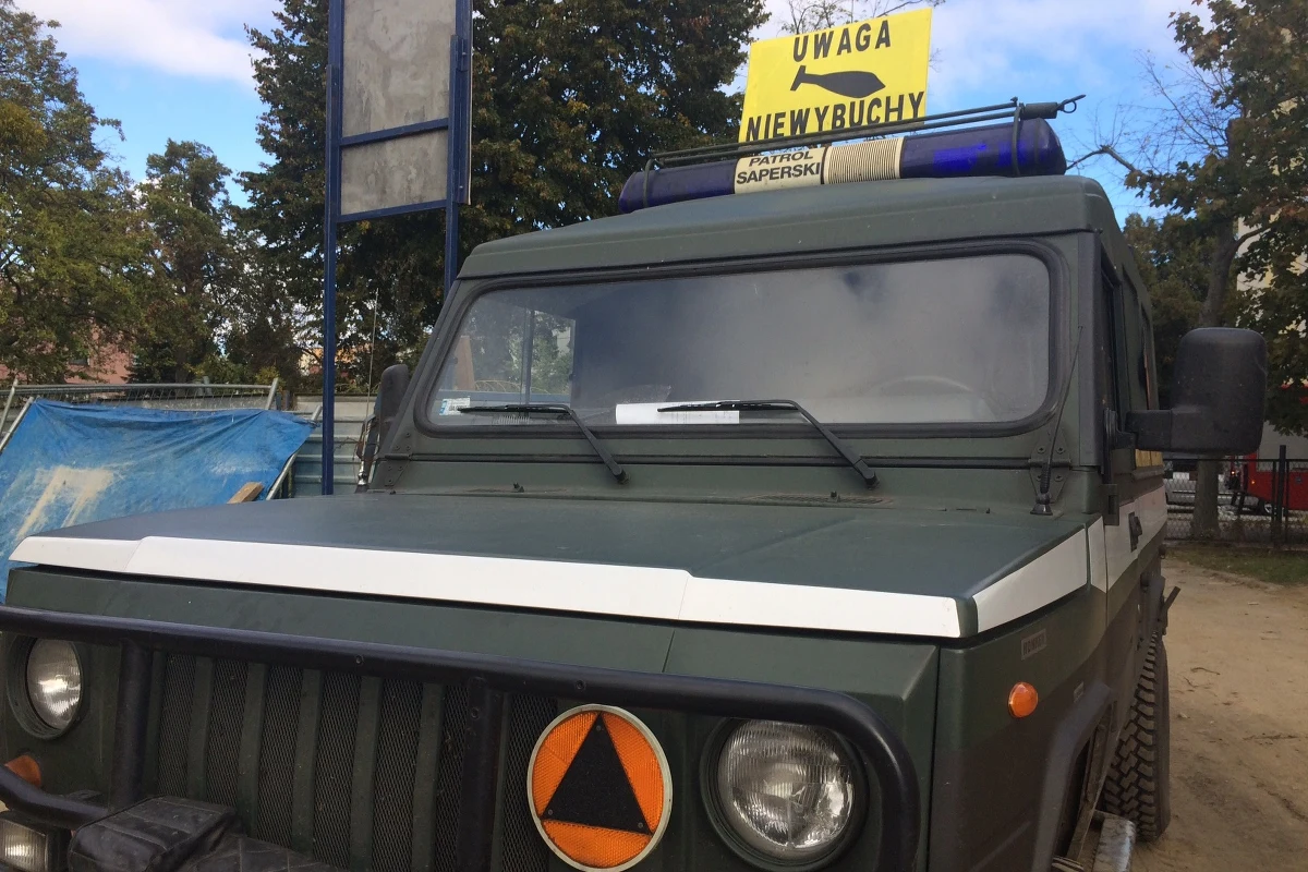 ​Saperzy zabrali już część z ponad 1200 niewybuchów odnalezionych w Kędzierzynie-Koźlu w Opolskiem. Pociski z czasów II wojny światowej są teraz w drodze na poligon. Niewybuchy odnaleziono kilka dni temu w czasie prac związanych z budową gazociągu.