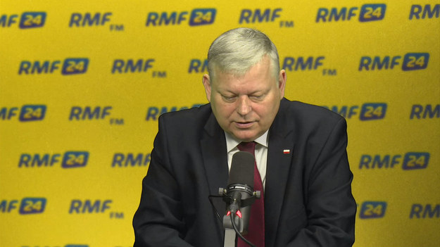 „Jarosław Kaczyński czuje się dobrze” - powiedział w Porannej rozmowie w RMF FM Marek Suski. Szef gabinetu politycznego premiera zapytany, czy prezes PiS przebywa obecnie w szpitalu, odpowiedział: „Chyba tak”. „Nie jestem lekarzem, a poza tym nie jestem upoważniony, by opowiadać o osobistych dolegliwościach prezesa” – zaznaczył Suski. Jak podkreślił, PiS-em rządzi nadal Jarosław Kaczyński. Polityk PiS skomentował także trwający od ponad miesiąca protest osób niepełnosprawnych i opiekunów w Sejmie. "Nie jesteśmy w stanie ich (protestujących - Red.) zmusić (do wyjścia - Red.), przecież nie użyjemy środków przymusu. (…) Będziemy się nimi opiekować tak, jak do tej pory – Sejm karmi, poi, lekarze przychodzą, jest cały czas karetka. Chcieliśmy dać salę z łóżkami, ale odmówiły” – oświadczył Suski. „Nie bardzo wierzyłem, że Lech Wałęsa przyjdzie i się położy (obok protestujących w Sejmie – Red.). On tam kiedyś w swoim życiu zdaje się leżał na jakimś styropianie, ale teraz niewygodnie by mu było” – tak z kolei szef gabinetu premiera odniósł się do wczorajszej wizyty byłego prezydenta u protestujących w Sejmie.

W internetowej części Porannej rozmowy w RMF FM Marek Suski odpowiadał na pytania o realizację programu wyborczego PiS. Kiedy nastąpi obniżka podatku VAT? „Pewnie przyjdzie na to czas, jeżeli gospodarka będzie się na tyle rozwijała, że będzie można to zrobić. W tej chwili nie ma takiego planu. Nie podam konkretnej daty” – odpowiedział nasz gość. Jak stwierdził, nie jest przesądzona likwidacja Narodowego Funduszu Zdrowia. „Jest to cały czas obiektem badań” – mówił.

Robert Mazurek pytał też Suskiego o to, czy nie zadrży mu ręka przy głosowaniu nad daniną solidarnościową, przez krytyków nazywaną zakamuflowanym podnoszeniem podatków. „Nie, dlatego że w bardzo wielu krajach na świecie podatki od ludzi, którzy mają dochody milion i więcej, są znacznie wyższe niż w Polsce. U nas są właściwie spłaszczone” – uznał szef gabinetu premiera.
