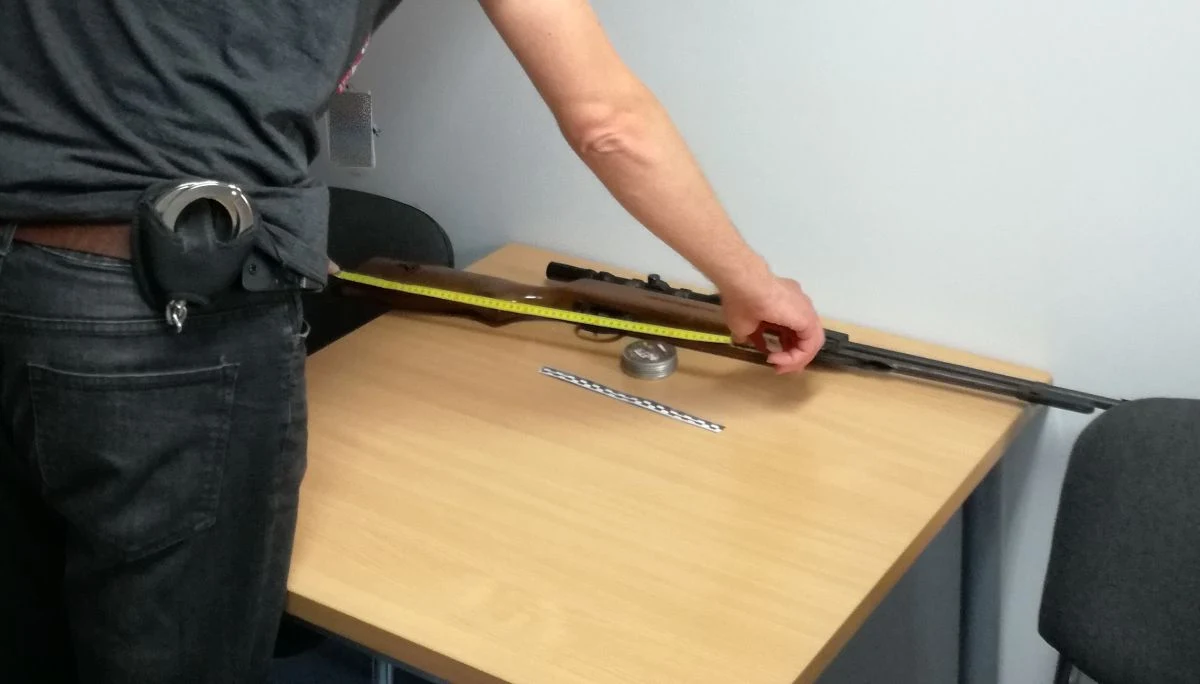 Sulechowscy policjanci zatrzymali mężczyznę, który zranił nastolatka, strzelając z wiatrówki. Podejrzany usłyszał zarzut "narażenia innych osób na niebezpieczeństwo utraty życia lub zdrowia" – poinformowała Małgorzata Barska z Komendy Miejskiej Policji w Zielonej Górze. Mężczyzna tłumaczył policjantom, że chciał tylko wystraszyć nastolatków, bo przeszkadzała mu ich głośna rozmowa.