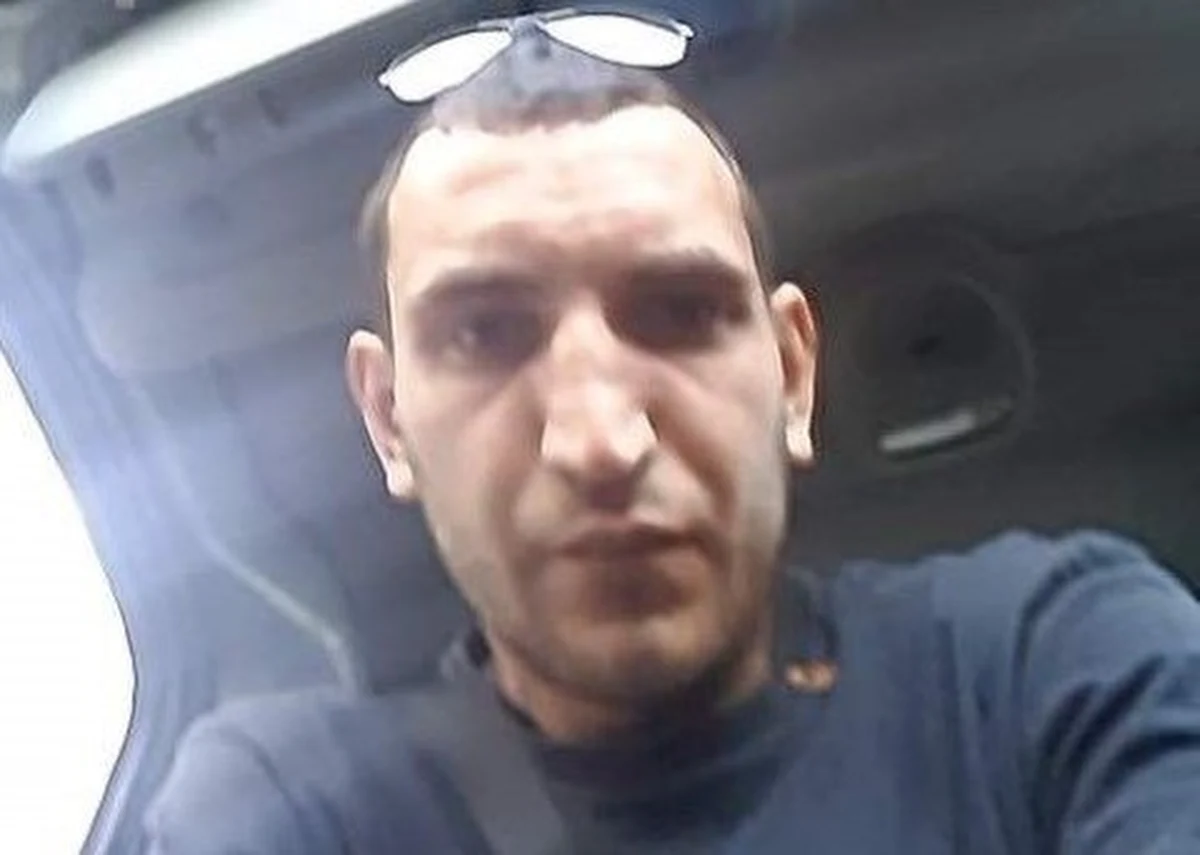 Włamał się do samochodu i skradł telefon. Dzięki zainstalowanej w smartfonie aplikacji właściciel uzyskał zdjęcie sprawcy. Jego wizerunek publikuje lubelska policja z nadzieją, że może ktoś go rozpozna.