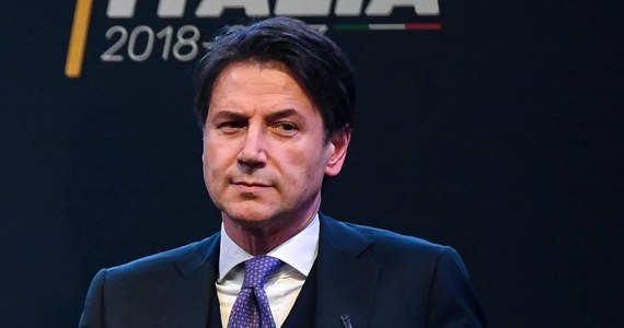 We Włoszech powstaje dziwny rząd z premierem realizującym program, którego nie napisał - tak prasa komentuje wyznaczenie przez Ruch Pięciu Gwiazd i Ligę Giuseppe Conte jako kandydata na szefa gabinetu. Według gazet prezydent Sergio Mattarella ma wątpliwości.